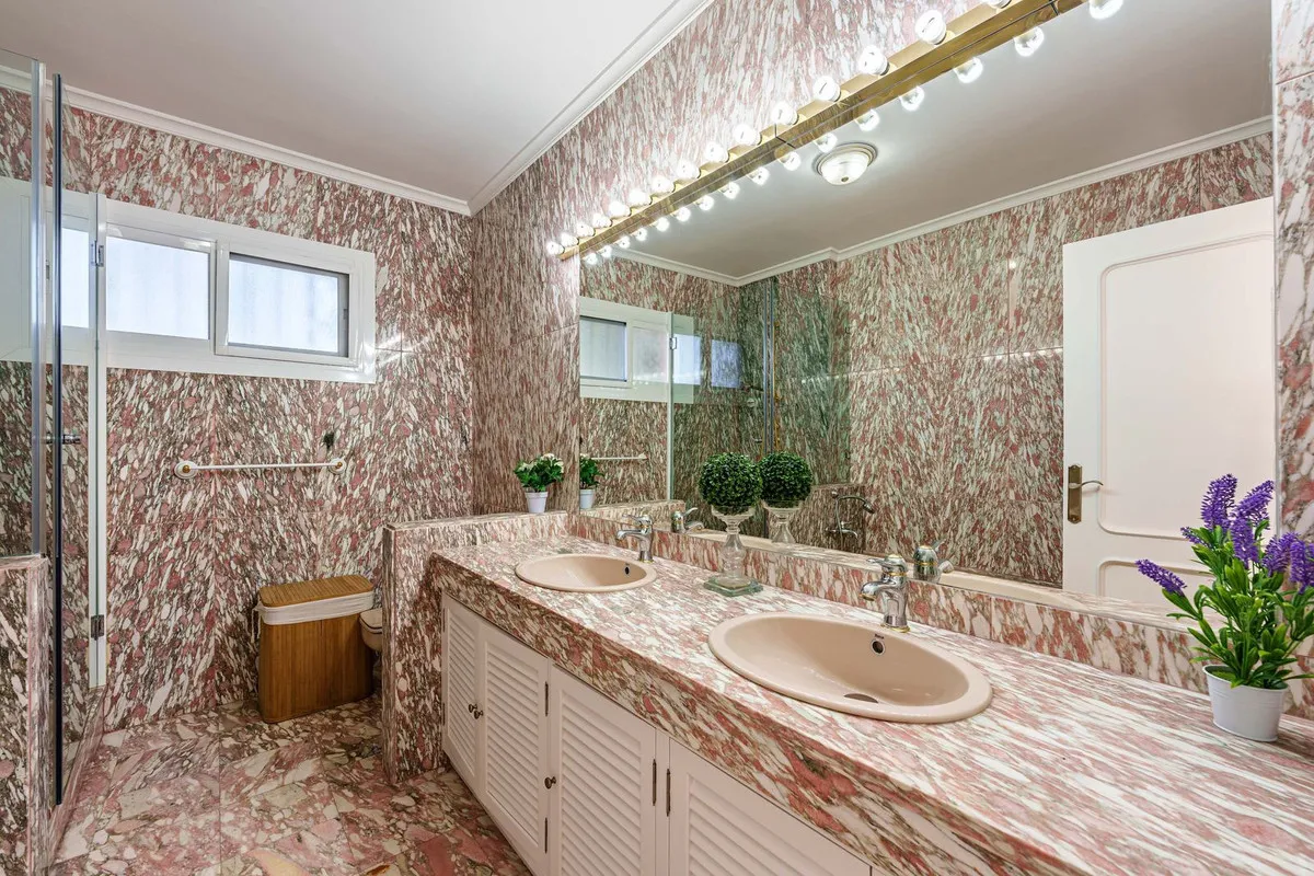 b09ab5ee-ee16-4329-8a46-cf0b090512f0