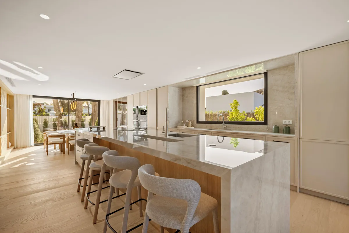 e9503bb8-a660-4774-a0e6-f7a456ce38c2