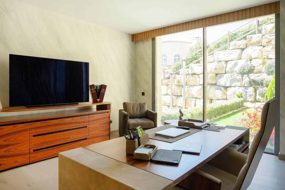 8b9398c3-0c82-45c0-bea8-20a99f8c310b