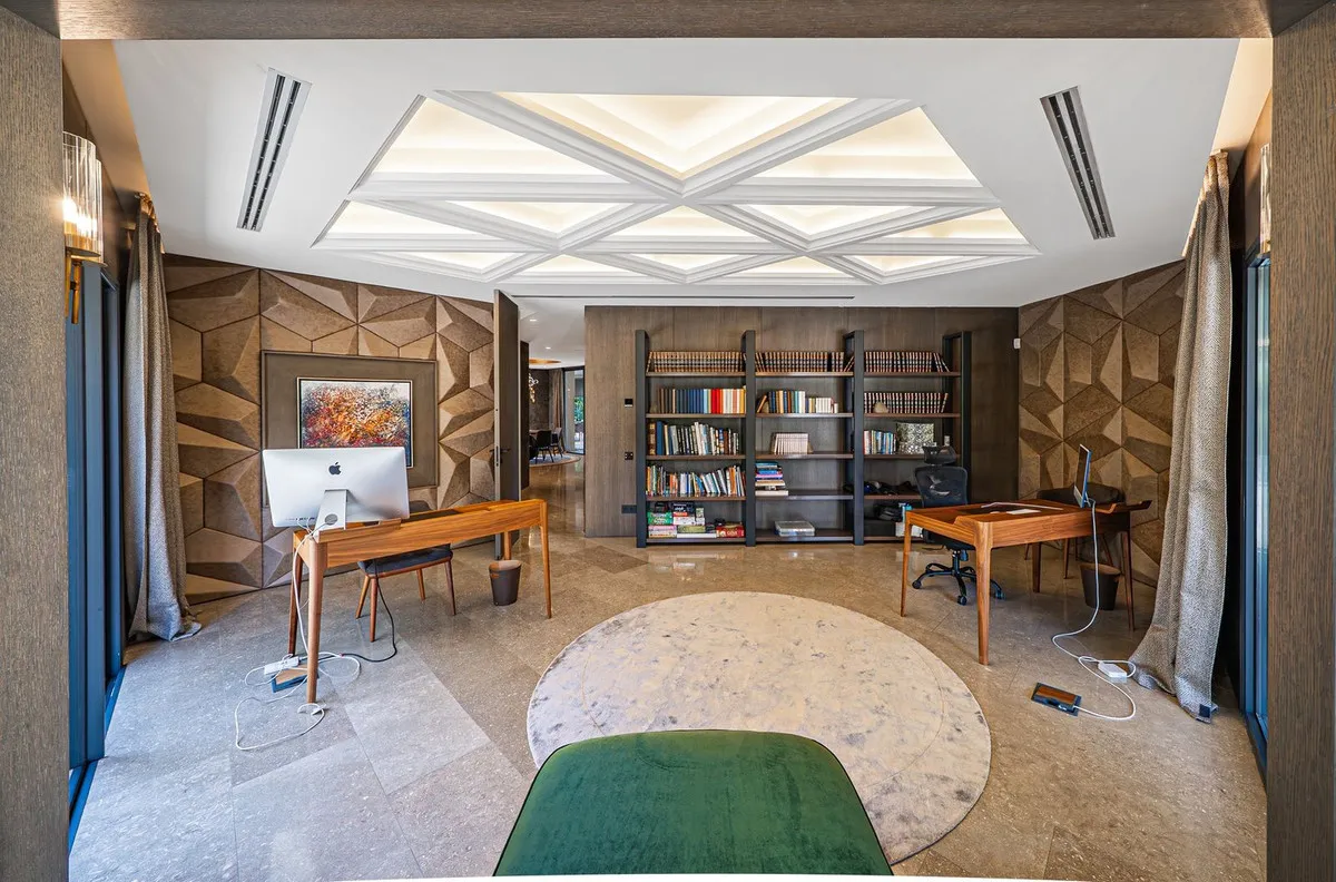 f5e98ec5-c9a6-4d54-aa99-66d56579e2c3