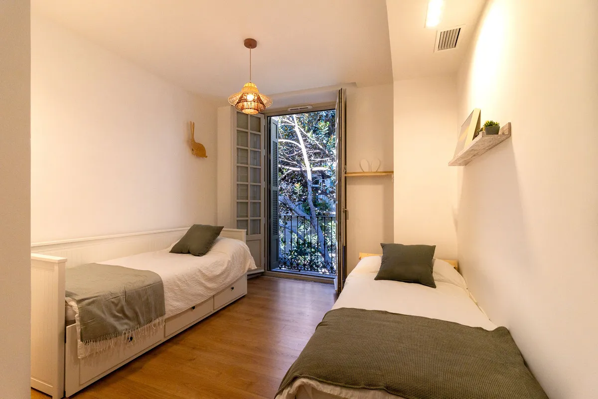 a06b82f9-8fc5-42c5-a51c-944ebe195e56