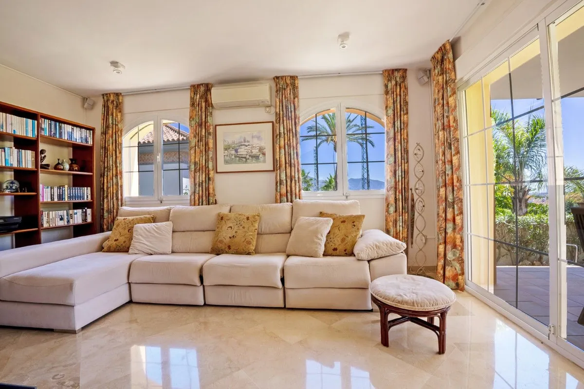 8c37723f-86ec-4876-a7d1-d2b780efcde6