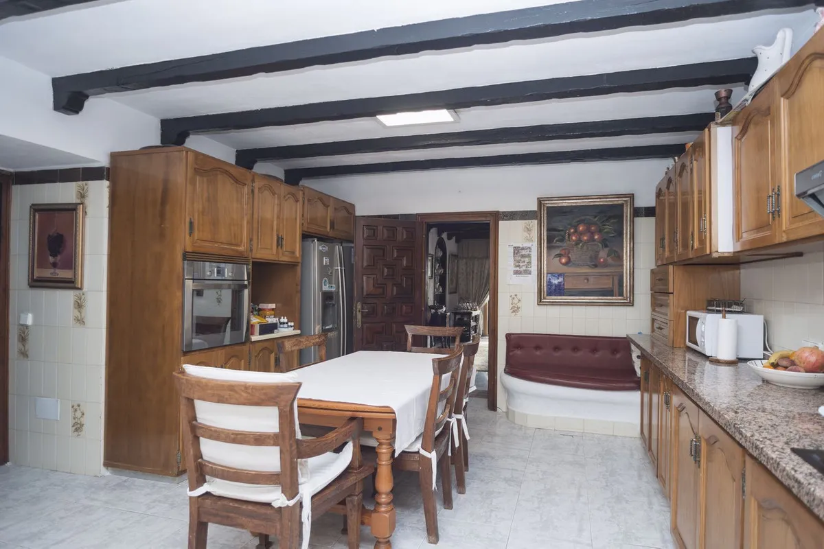 ea7efa5c-ad70-478a-b3d1-84aa995f6515