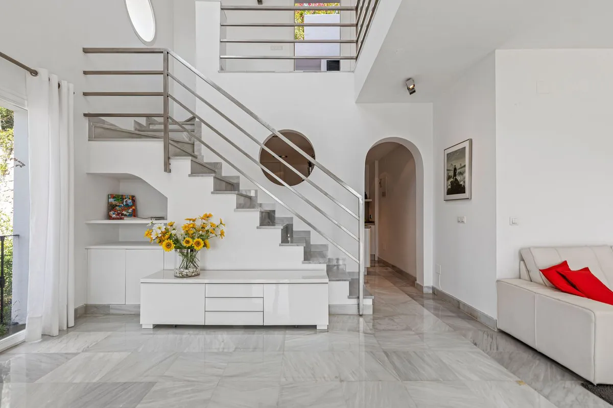 dd73293a-33d7-477f-acd8-35993aea86ca