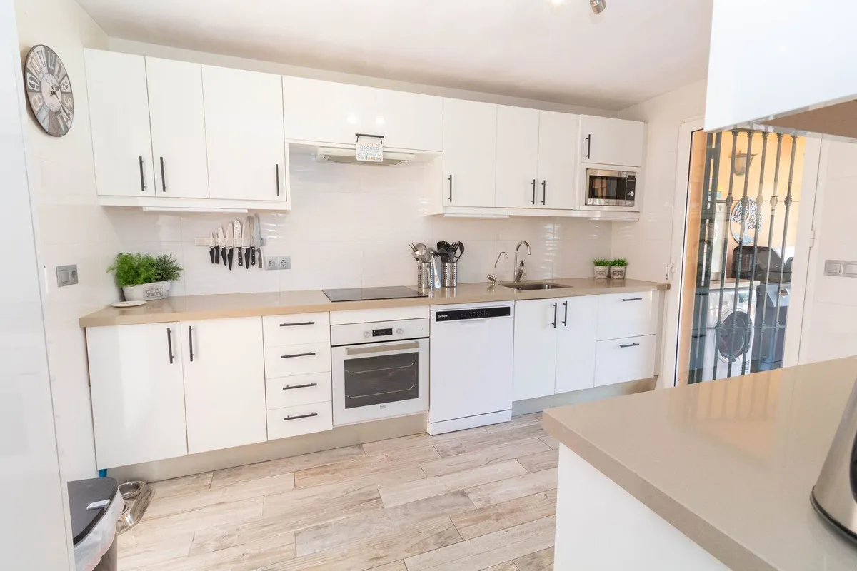 73ef37d8-1d61-419f-b9e3-e5074a1775fa