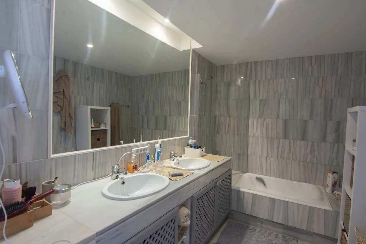 e9a52401-c8ed-443f-abf2-d3b5eee91355