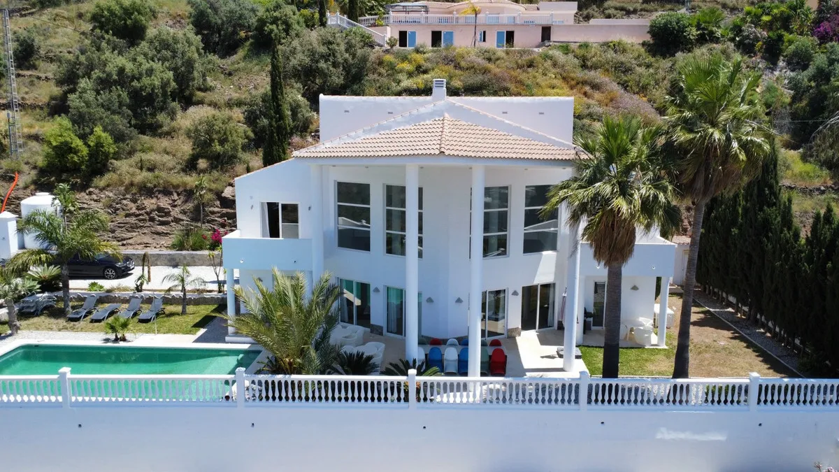 77b3c23a-96f0-40de-bb53-a3288a400954