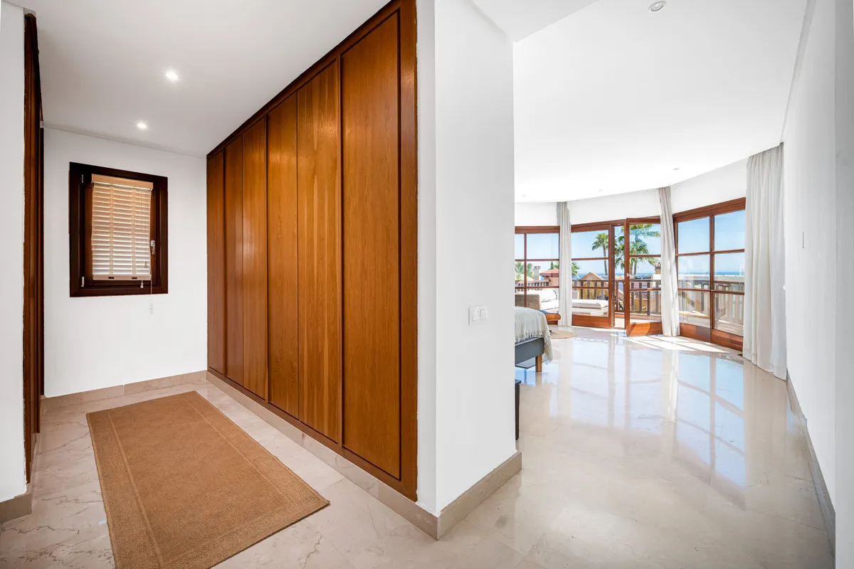 b5853294-90c5-40c8-b8a3-8868b14b9c4e