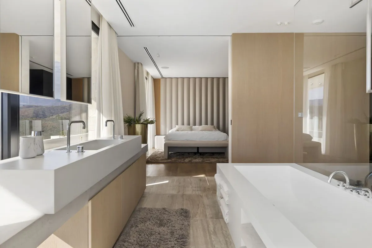 4010230a-282d-49b2-9938-b4e9700b43bf