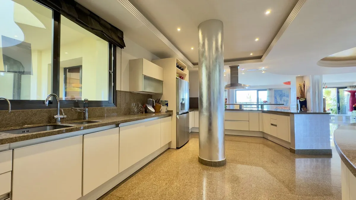 94066208-b784-4049-a185-f34498a3293e