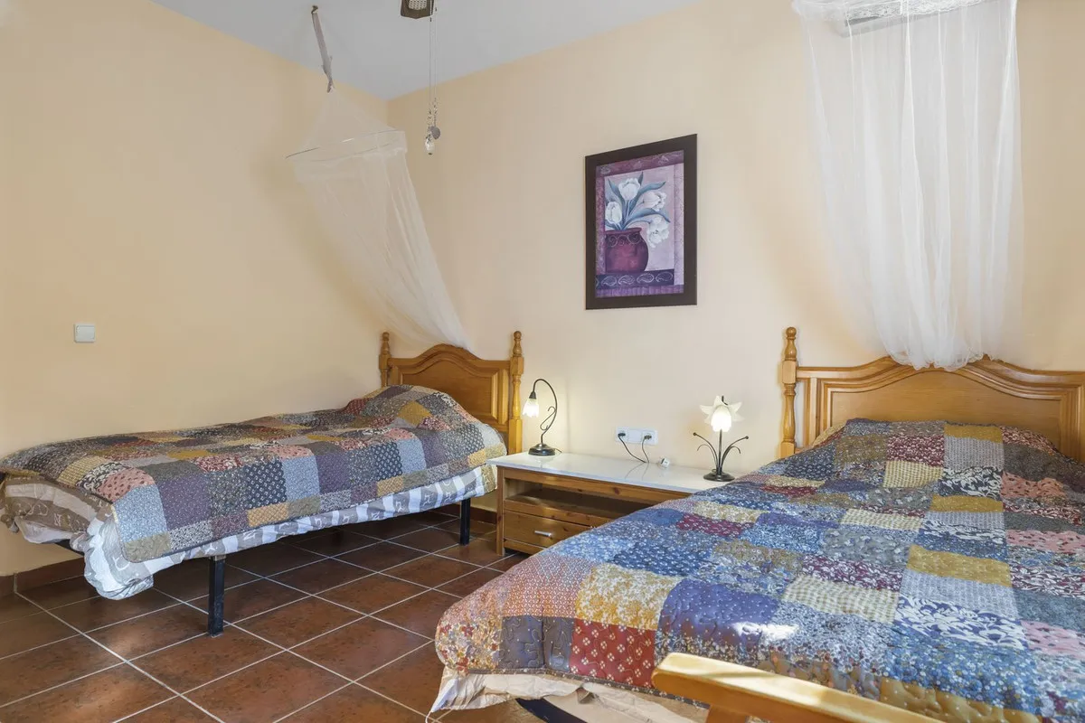 7ff5c478-145f-419b-b025-63e408d4a7e6