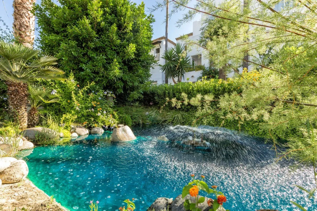 e6c32fbf-a12c-4d33-b439-e6ba4c3f2f39