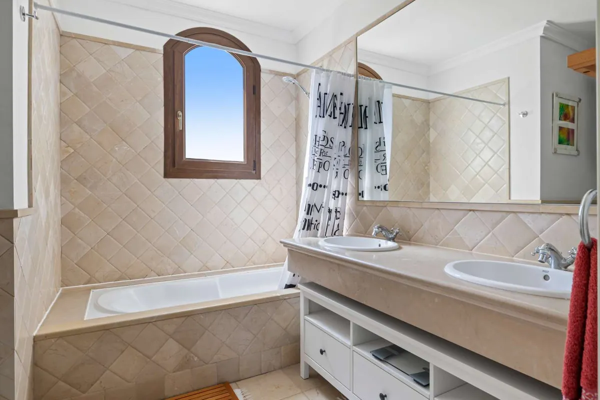 ab7dbde4-d2e4-4bbc-af9d-30a53e3daf95