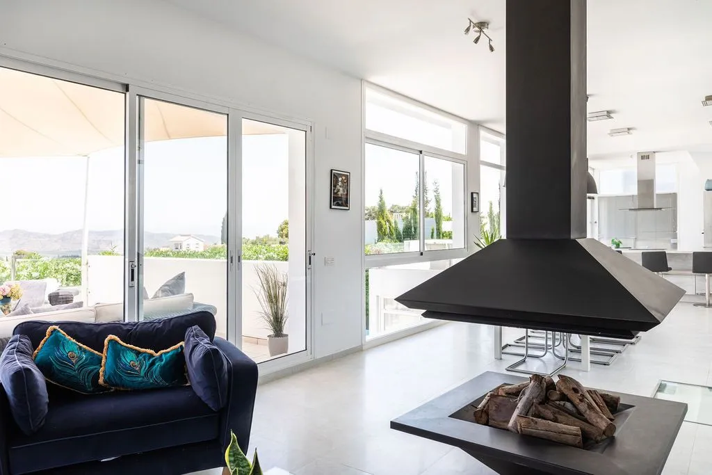 ef137701-bf46-44b7-a930-d9efbaf4d4cf