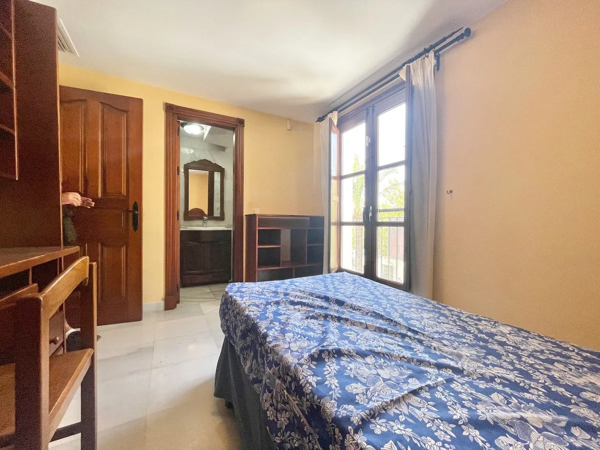 c8f2e8fe-a6b8-4d63-aa6b-f48d3ba21b3d