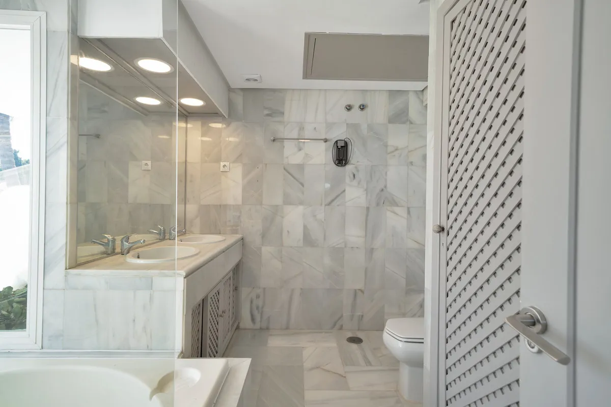 2dc0471e-d3d5-4052-a412-5b9365377279