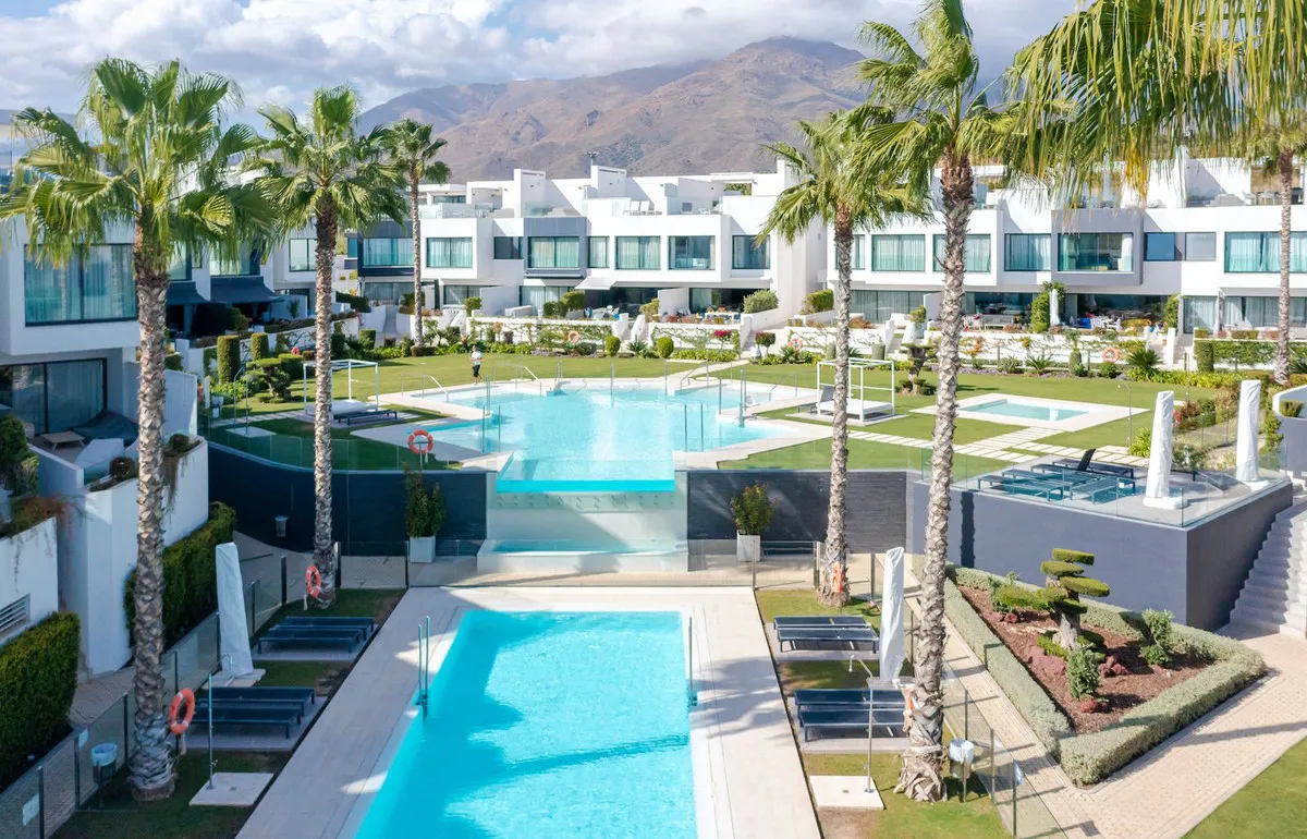 98761334-a7b4-4b5e-a6db-90917d504a3e