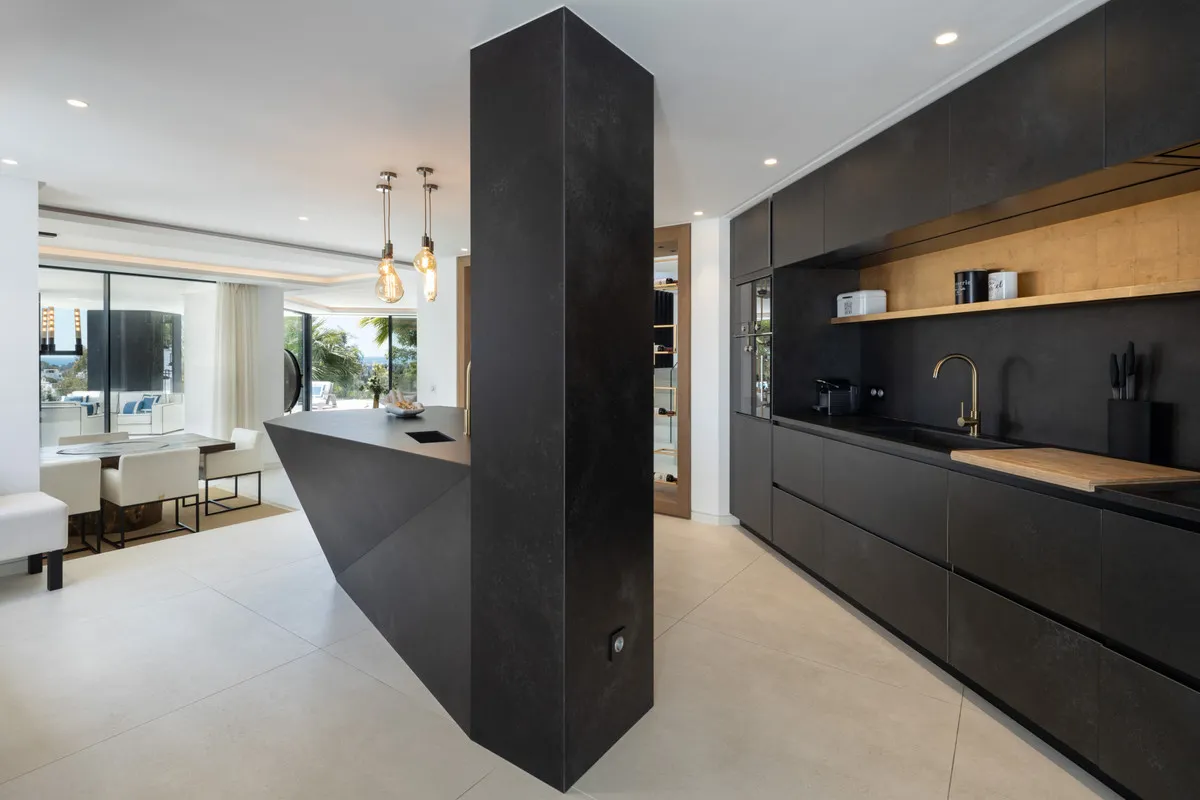 d8529802-6d13-4451-8c1d-eea7a862a19c