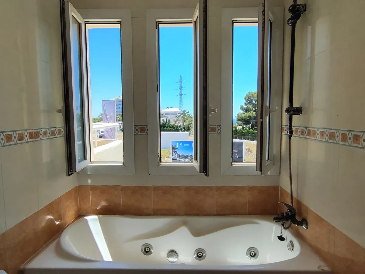 b8fd98b7-0448-4edf-bdda-56a02fb7f2b8