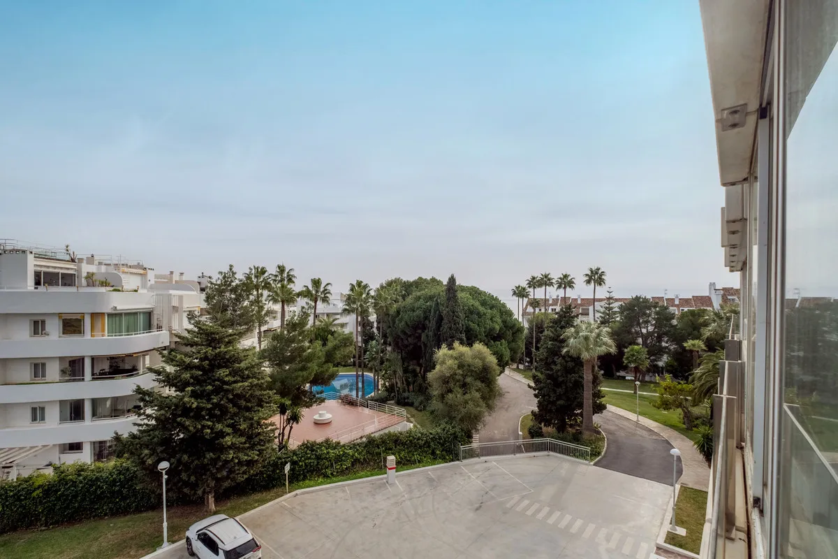 ab6eb706-bf0f-45d2-93a3-2b9d289e28b8