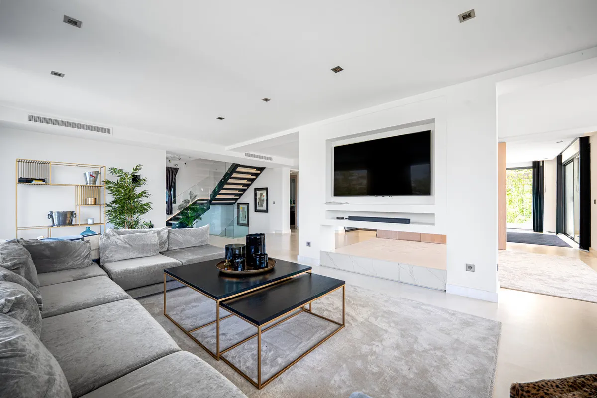 c36d9c0f-5a0d-4096-8fc7-b20cad58cb99