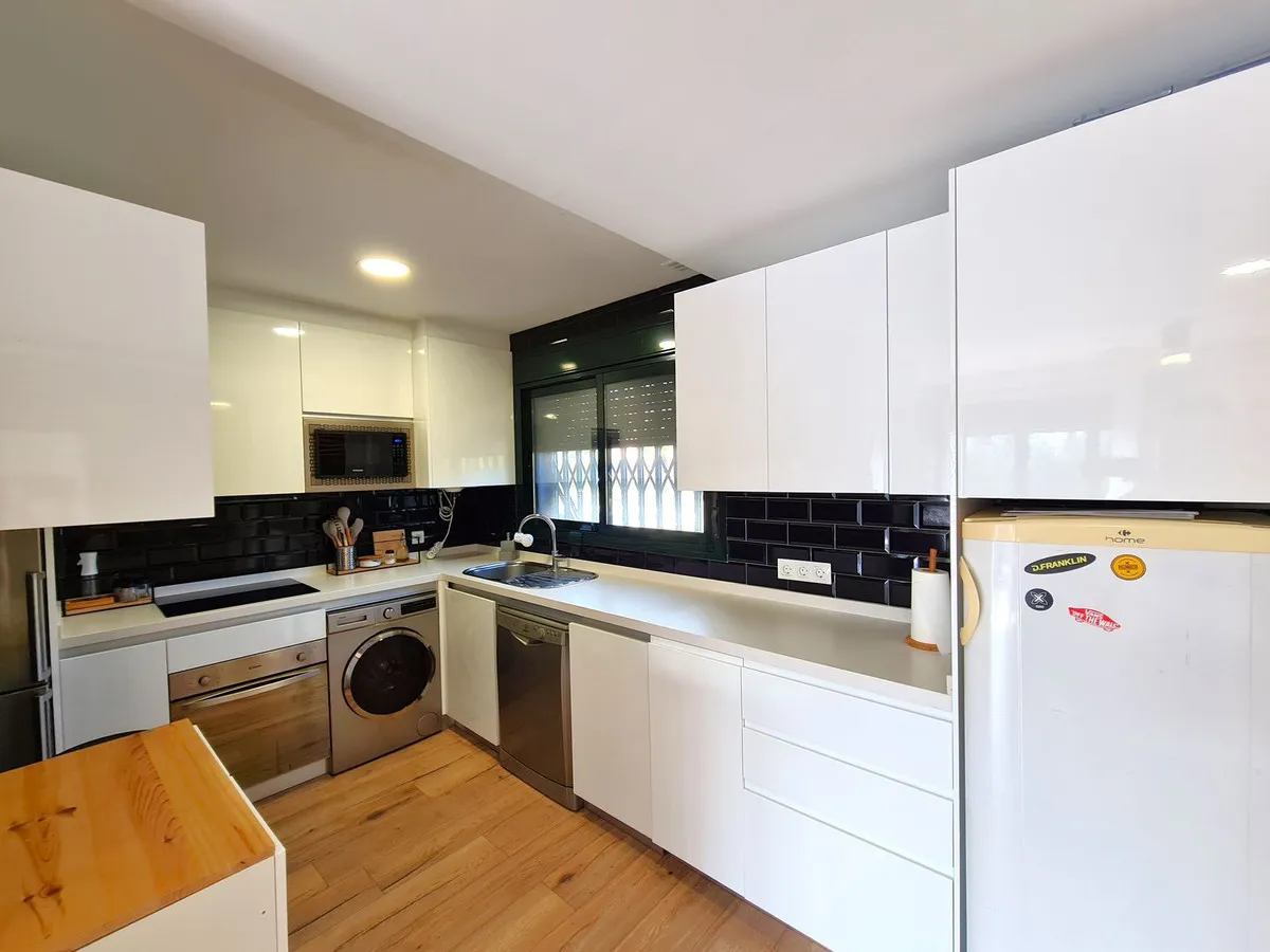 f04a6273-dc35-4bd8-8e74-ac84619f971f