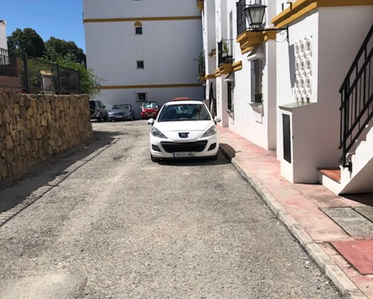 c6d105bd-fc30-416c-8083-1af270ea873a