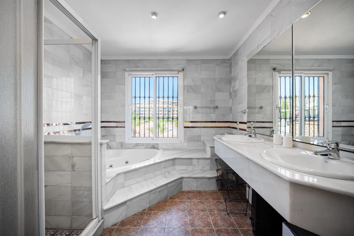 2102a9f9-72ac-4f67-83b8-e14d8554b2a3