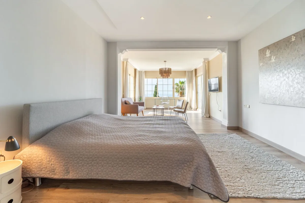 9f6b56f0-e7c4-4877-bd69-8703352a5d16