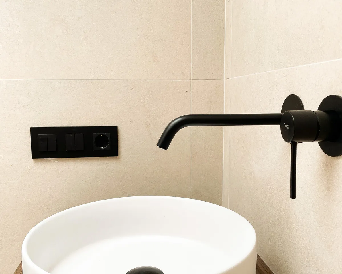 a52c049a-dfbf-4512-a64a-0e1bdec48461