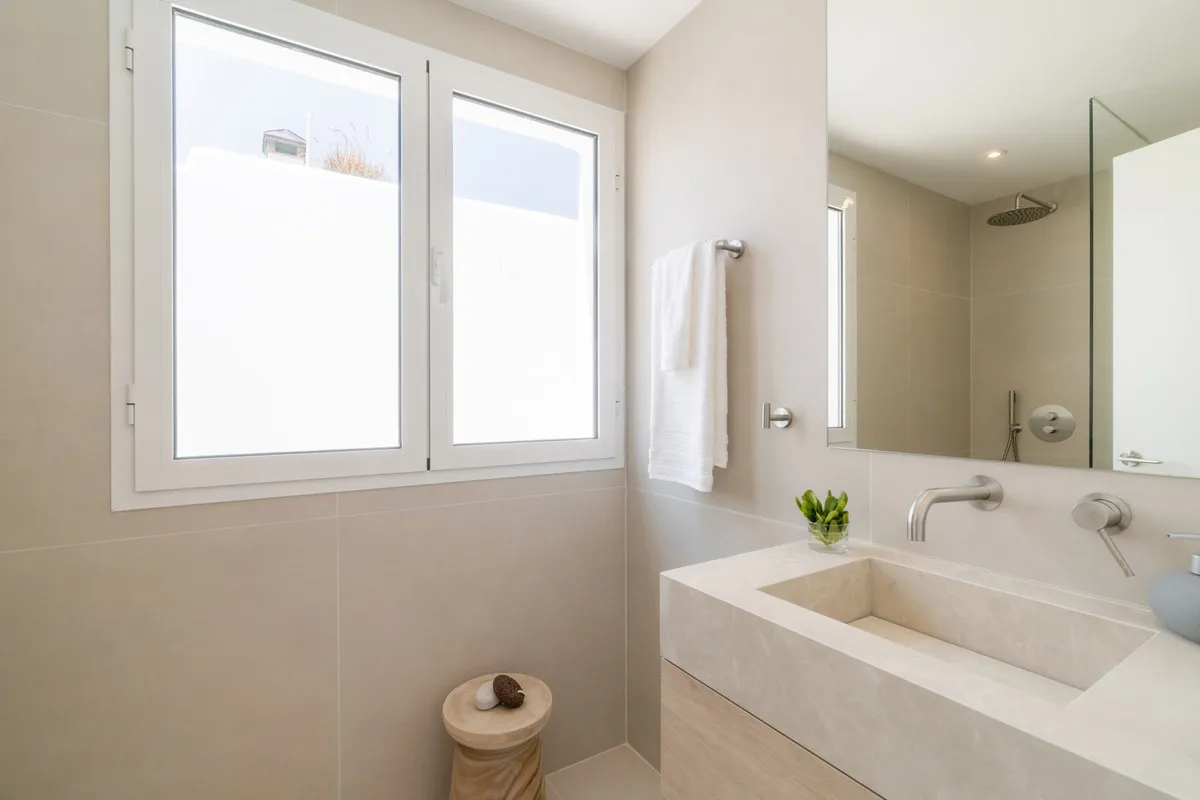 af4b583b-42f4-445b-8d5c-025d66a3f44b