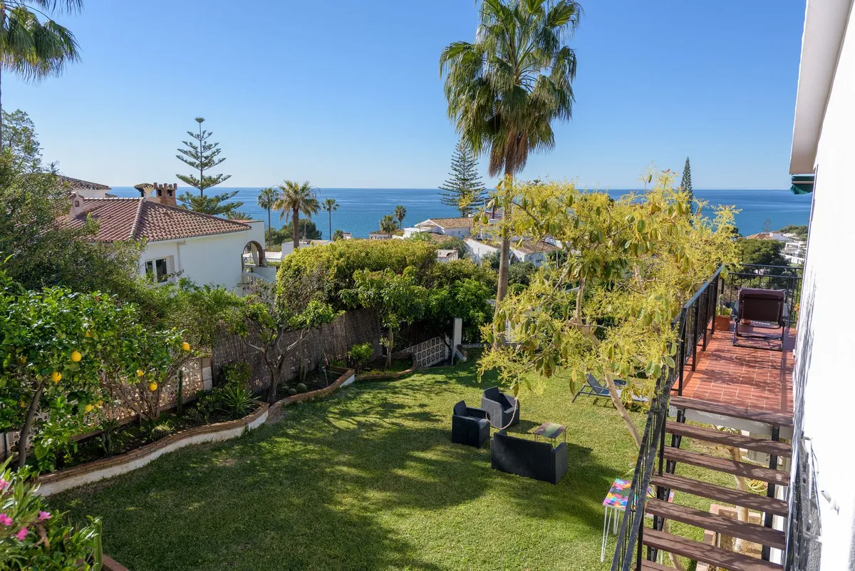 a4a246d7-6d6f-4d1e-8bad-1a2385ea458a