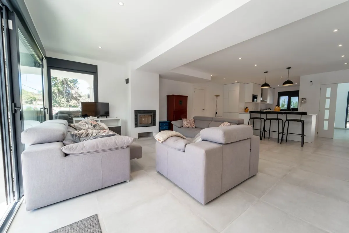 c6a4c802-a162-4816-8e97-7385fd699abc