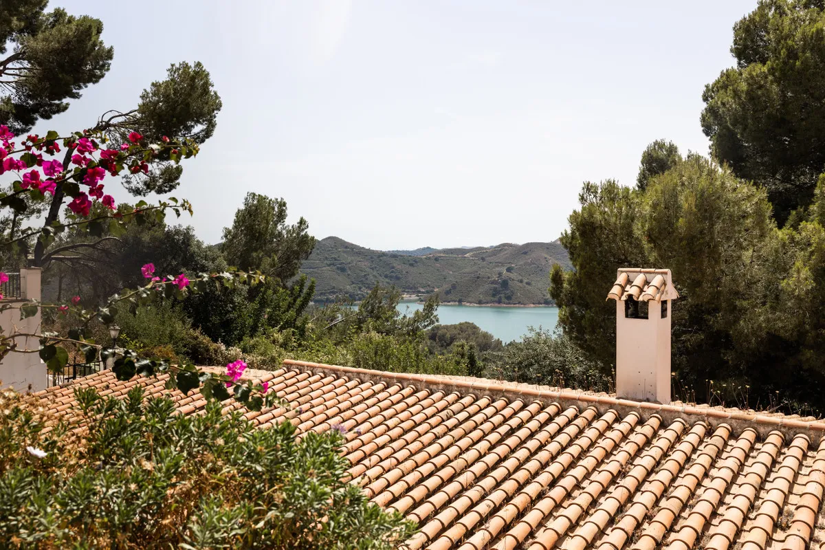 02c518e7-ce91-43fd-9a66-528bd317b41f