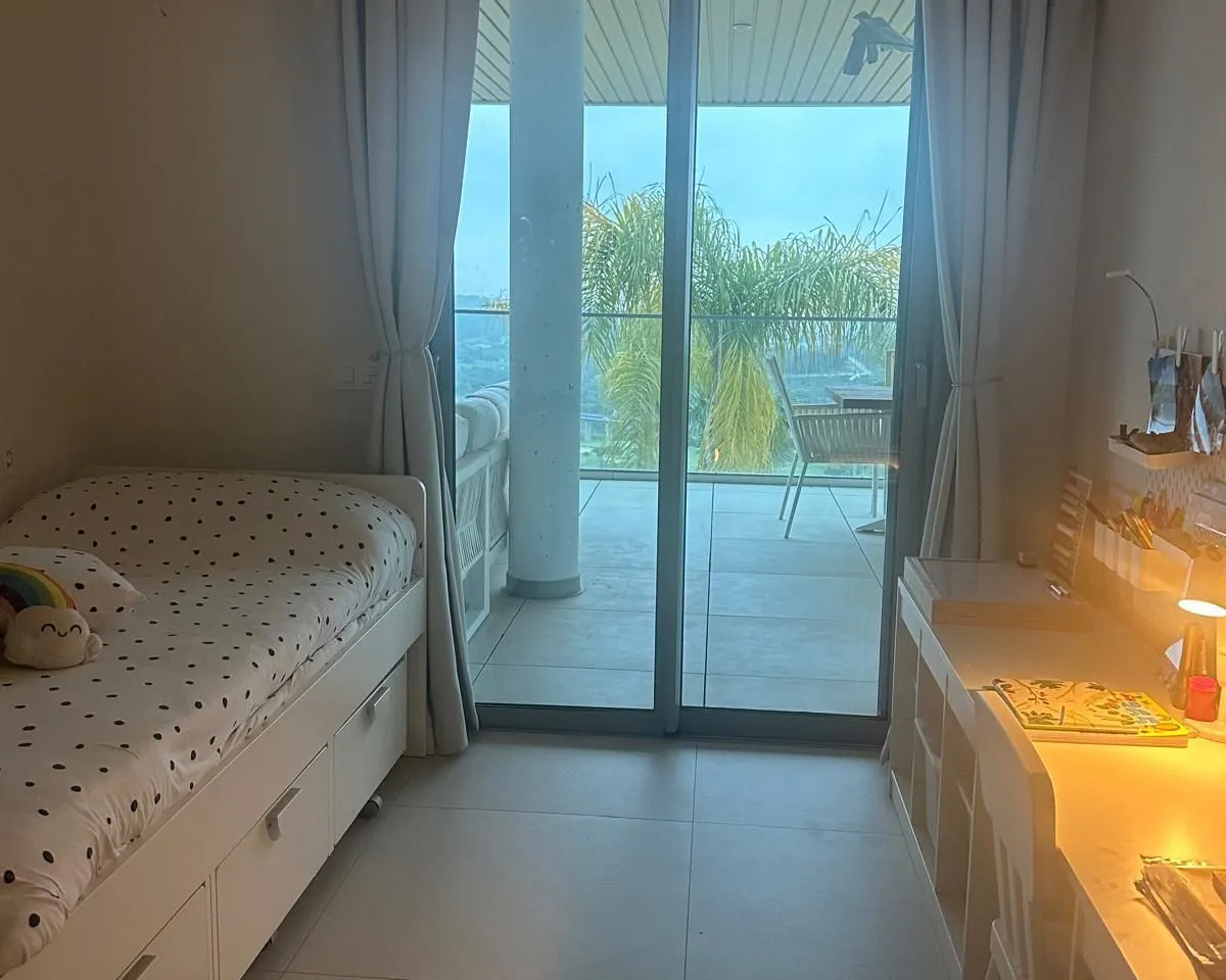 fb909b4d-46f3-4baa-a45f-abaeec3d7a1c