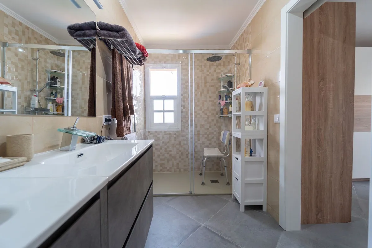 21c4dd8a-49b2-4585-a282-1f3071d9fd60