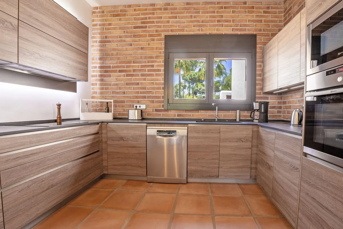 907abbb7-dcff-41ce-971c-120be5f6177e