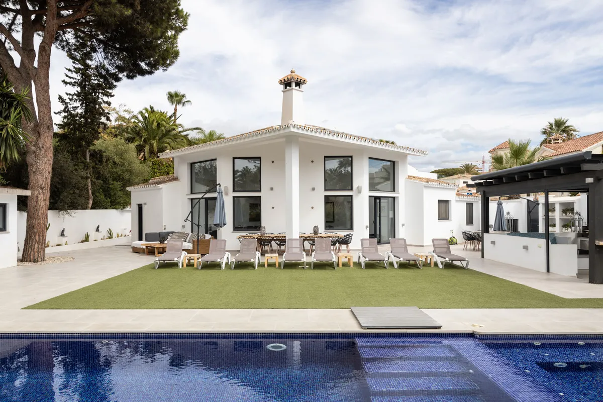 Luxurious Coastal Villa Near Las Chapas Playa