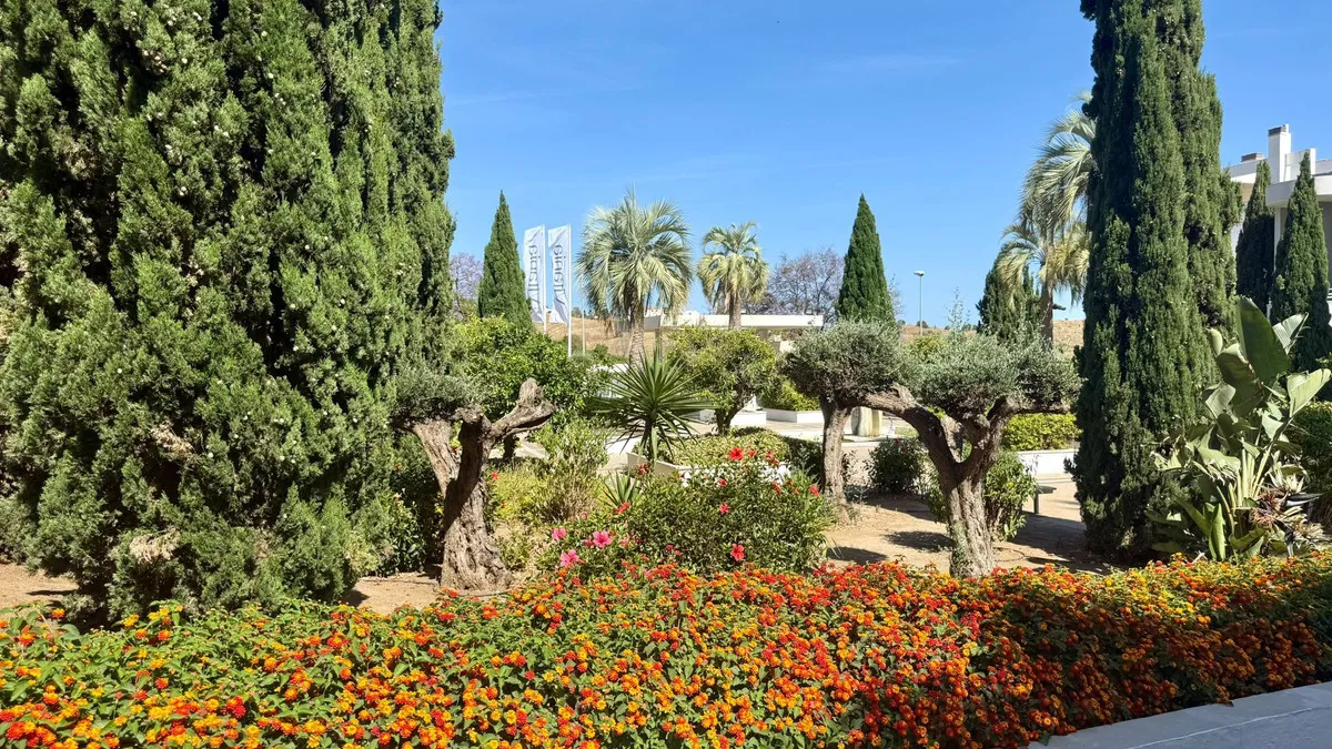 b90fd8d8-d969-4f06-8794-7677a98ab795