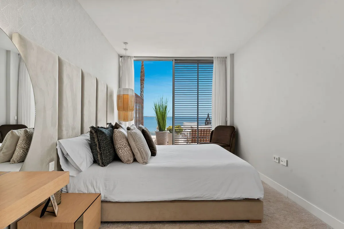 c16455bf-2f6a-4e38-8490-18744f66d849