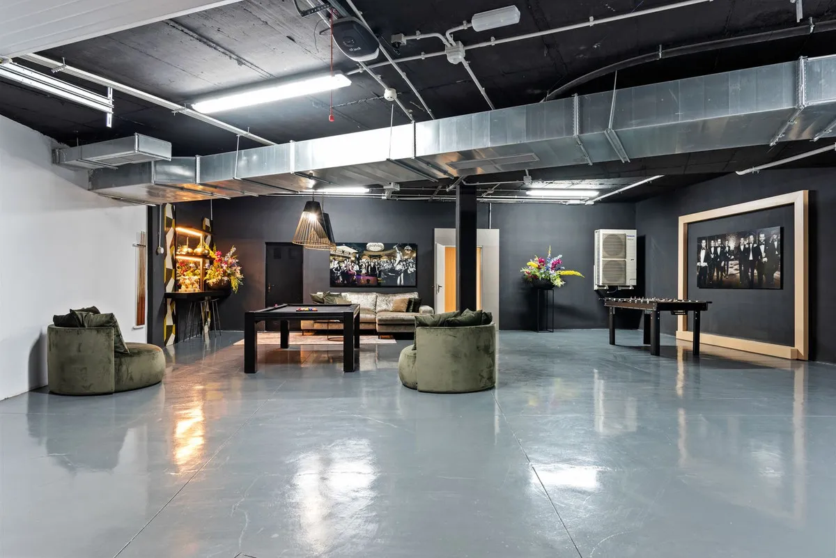 ee854d7a-b851-4c06-b9d9-8a399618ef0c