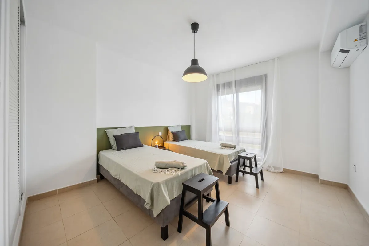 d8ec32f7-1551-476f-9d4d-fca309dd6f8d