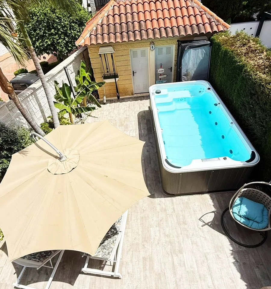 8af0ec93-5aa5-464a-a6c6-efd490f50b8b