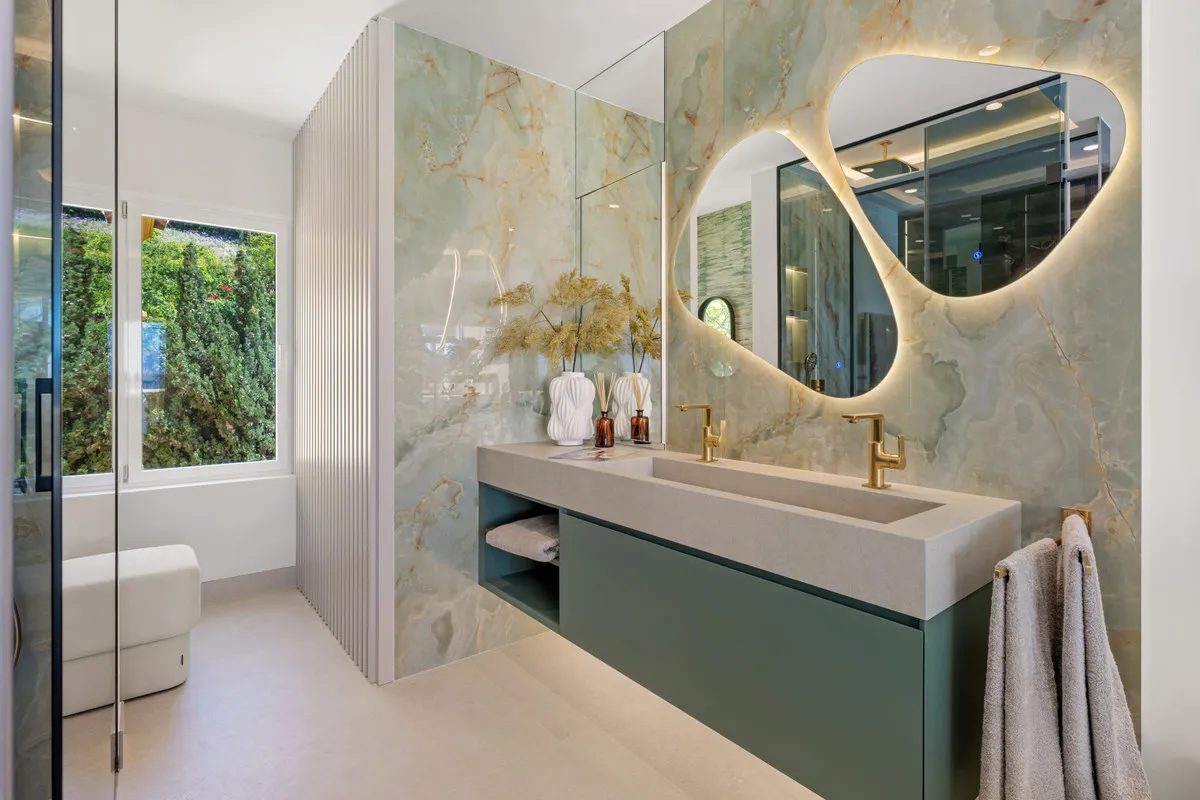 f89b68e6-b1f5-4060-bfd2-d43721682fad