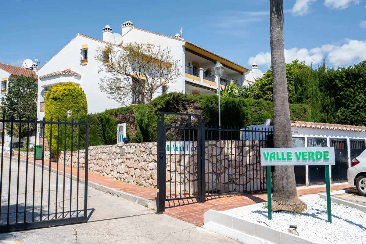 43b01977-6997-4b3e-829f-0c23fbedc083