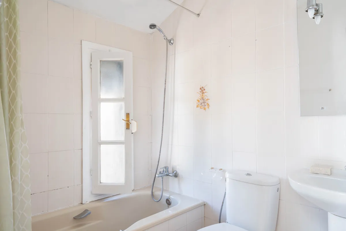 f046c83b-076f-4b0e-aac8-8f9df4694679