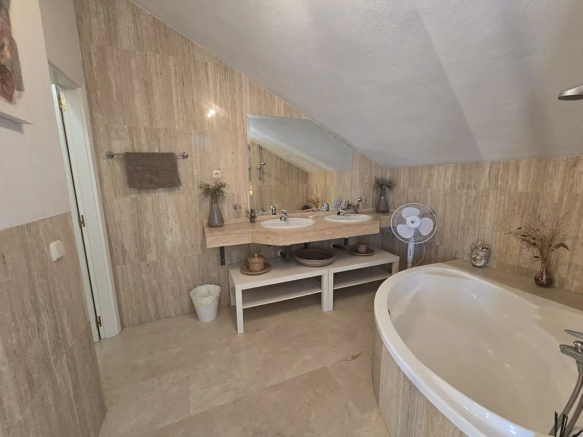 119dbe0a-4b3d-45ff-bf74-46a44c404691