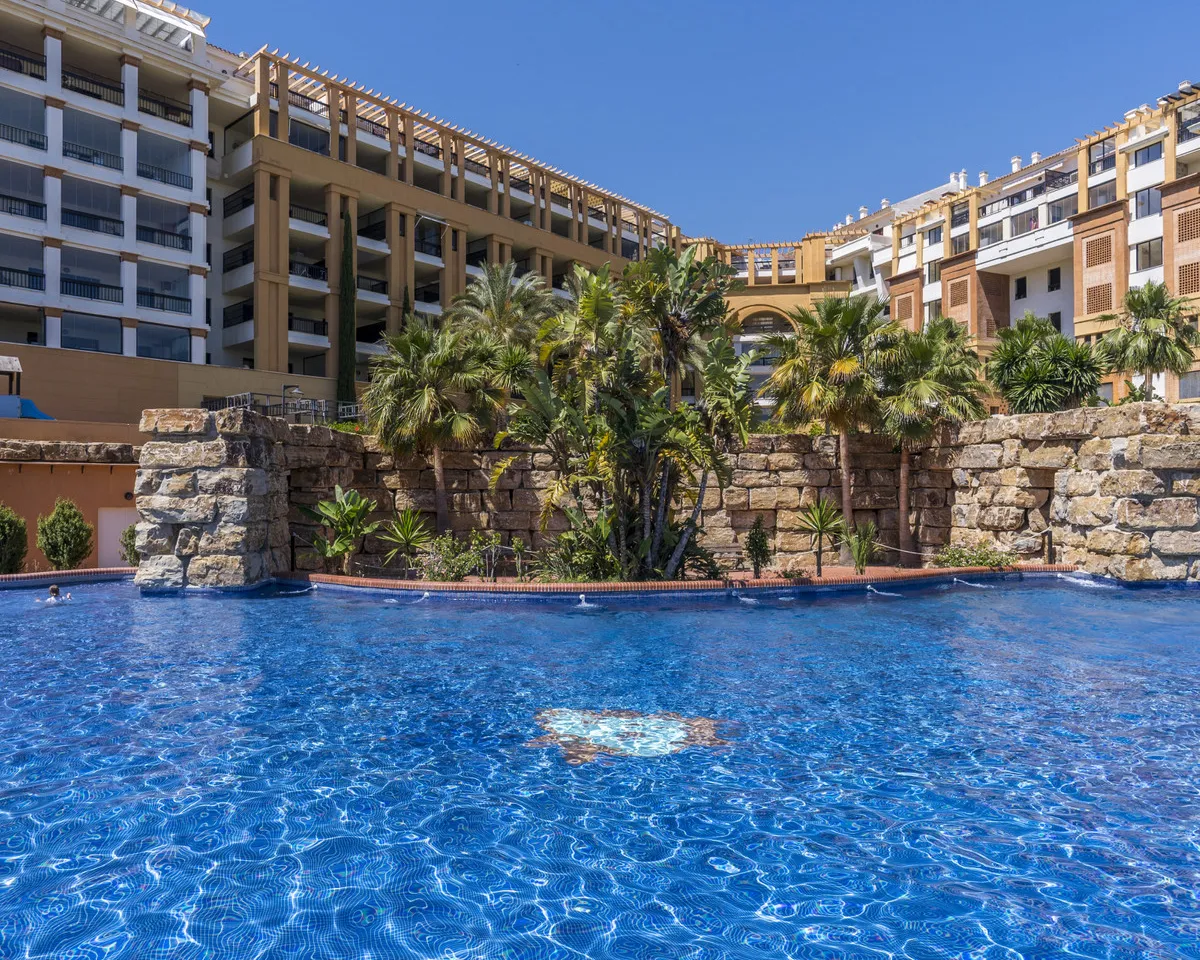 f6d300dc-0100-40dc-aaca-9da6c73aa5c6