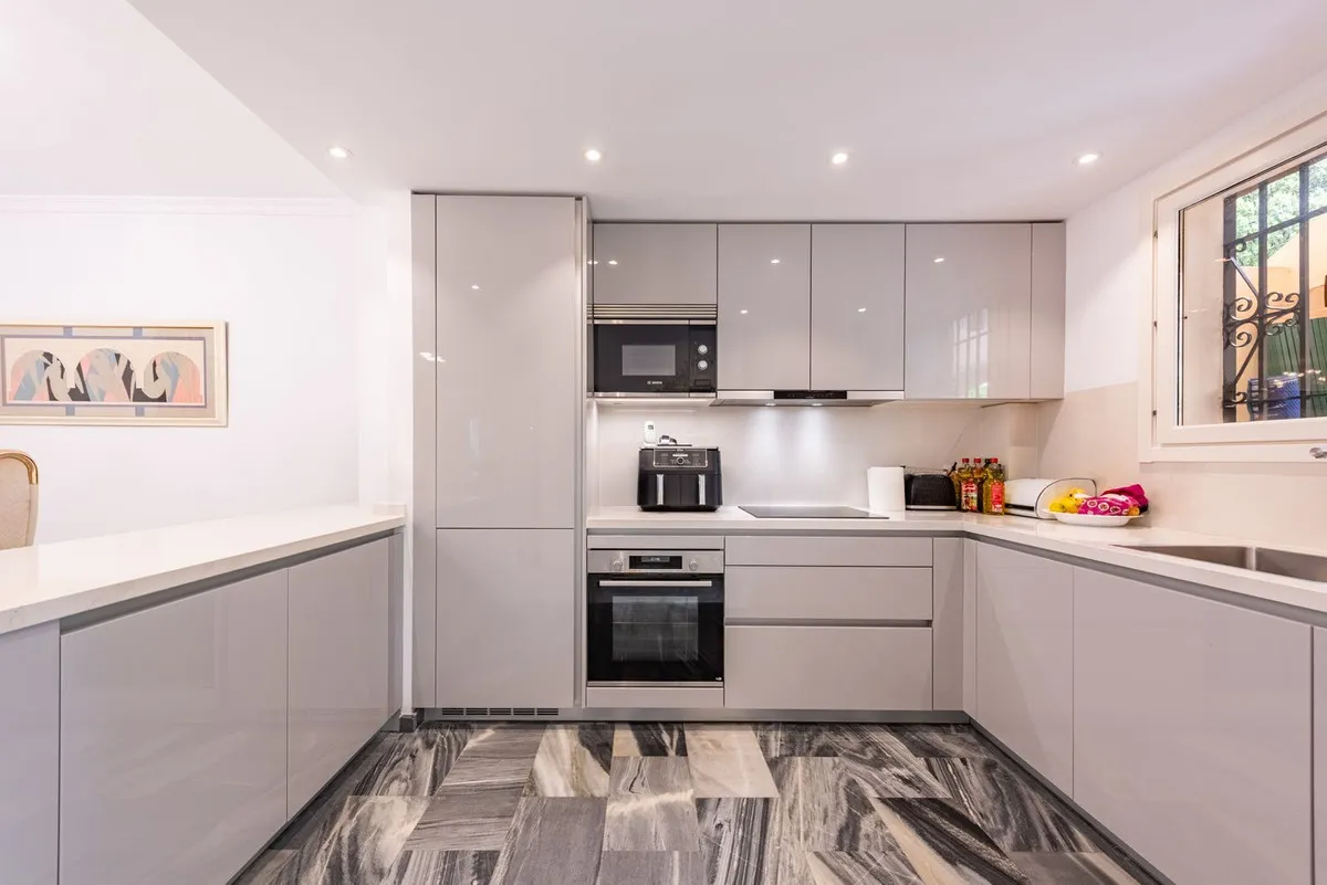 68335313-5bdc-4839-b26a-73b46f30c709