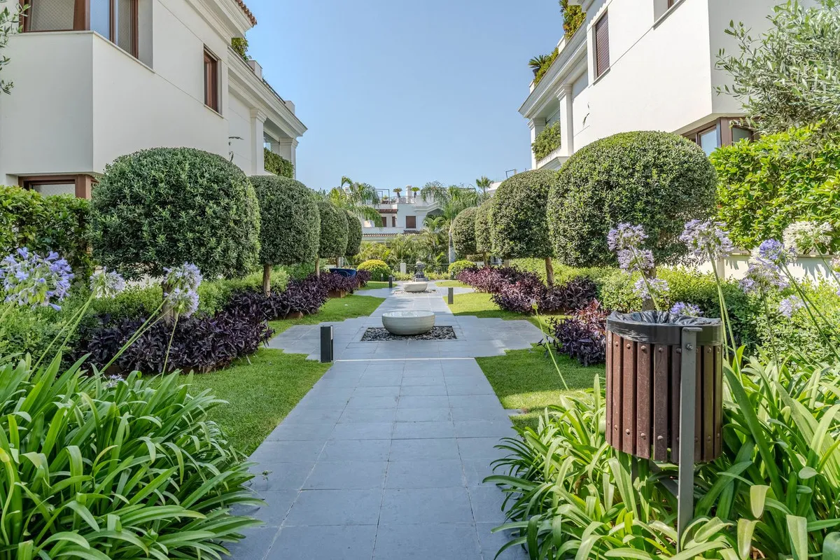 b5e1ca74-b2a3-40ce-8a9a-54178c1c4e0e